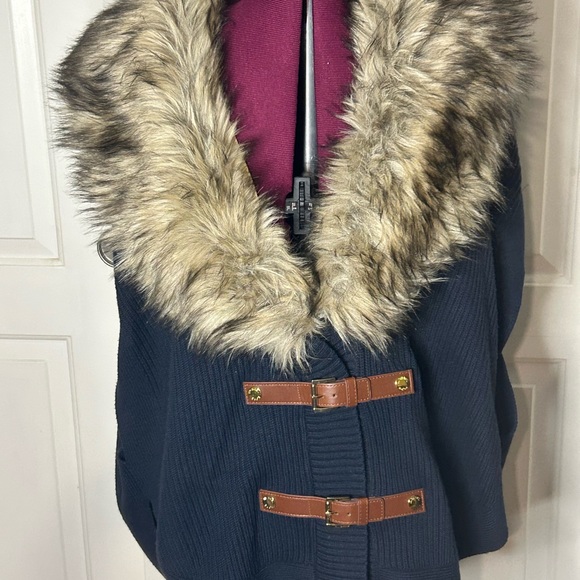 Michael Michael Kors knit sweater vest. Detachable fur collar. Size medium EUC - Picture 2 of 16